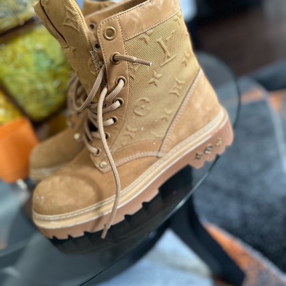 Worn two times. Very comfortable - Picture 3 of 7